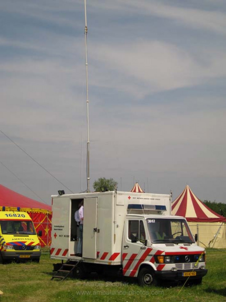 Het Nederlandse Rode Kruis Mercedes 309D