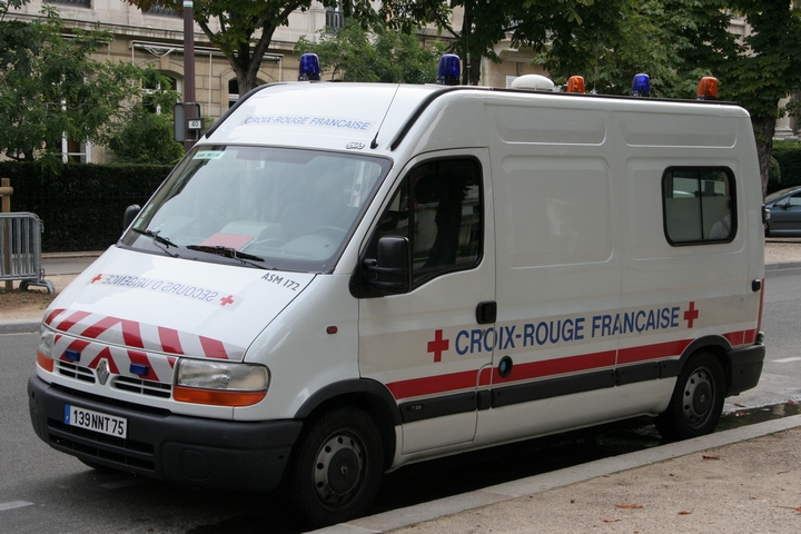 Renault Master Red Cross Paris